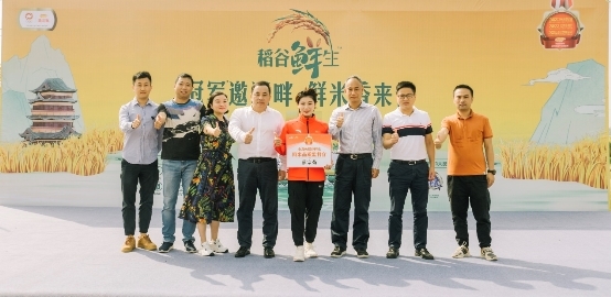 金龙鱼稻谷鲜生新米节来咯！打动世界冠军蔡宗菊的鲜米诱惑就在江西鄱阳湖畔！